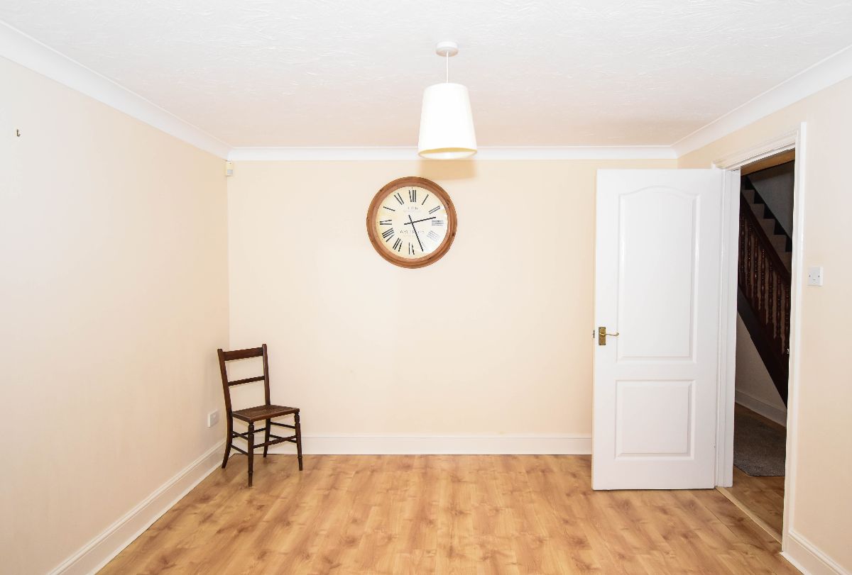 3 bed detached house to rent in Victoria Road, Salisbury 2