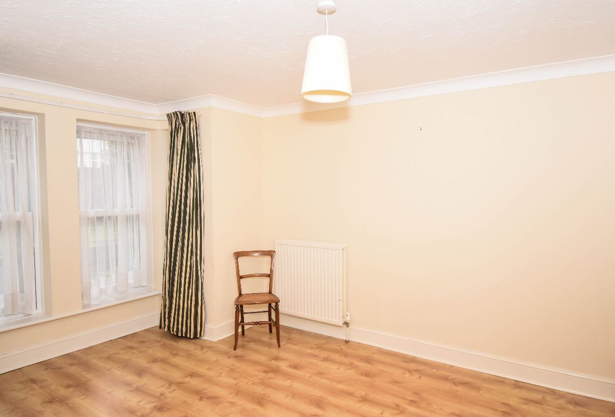 3 bed detached house to rent in Victoria Road, Salisbury 3