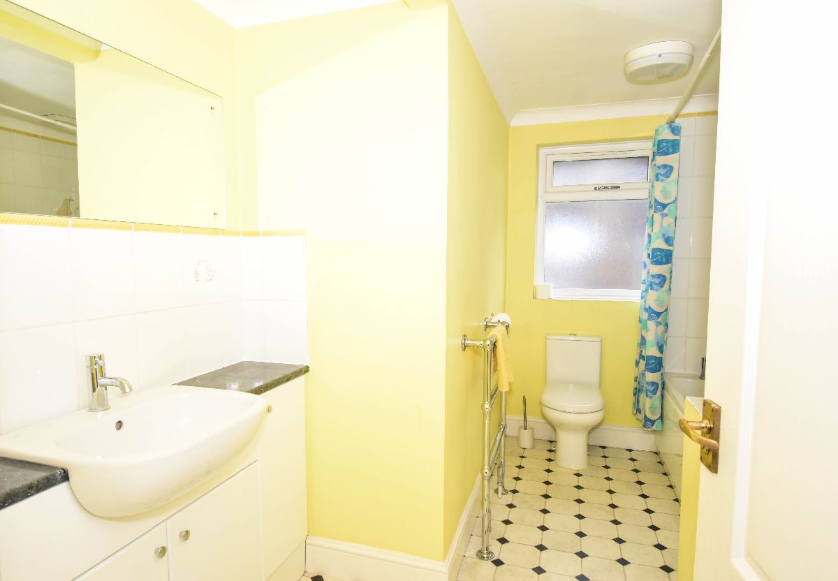 3 bed detached house to rent in Victoria Road, Salisbury 8