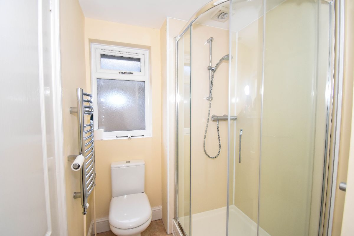 3 bed detached house to rent in Victoria Road, Salisbury 10