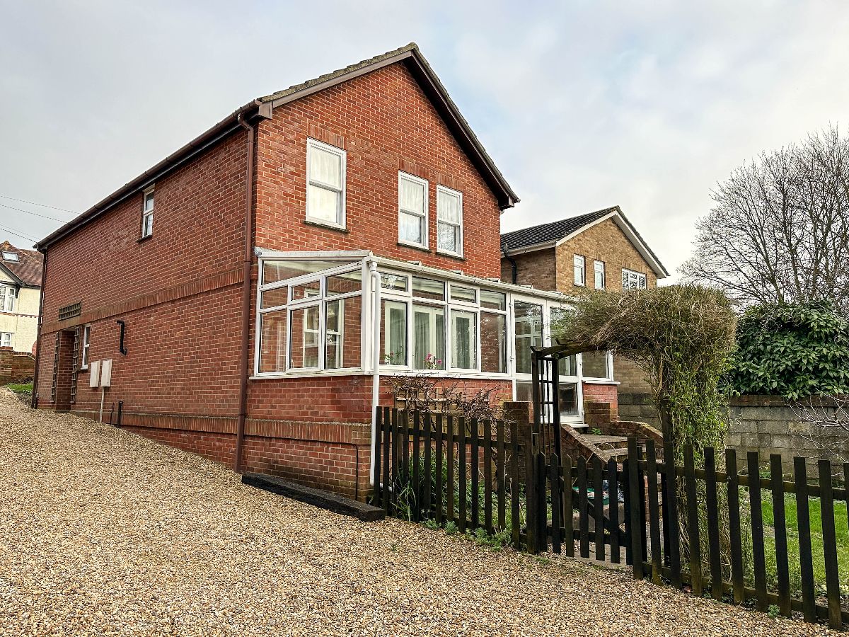 3 bed detached house to rent in Victoria Road, Salisbury 1