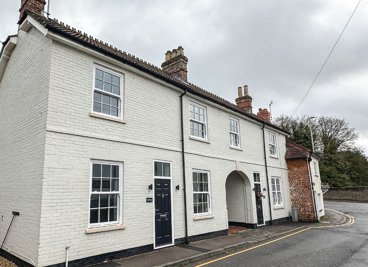 3 bed detached house to rent in Russell Street, Wilton - Property Image 1