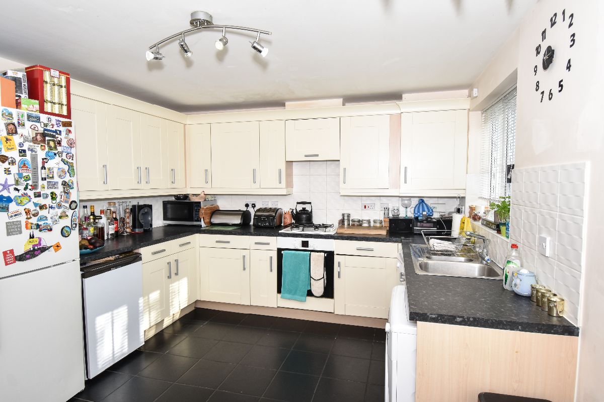 3 bed terraced house to rent in Wellworthy Drive, Salisbury  - Property Image 3