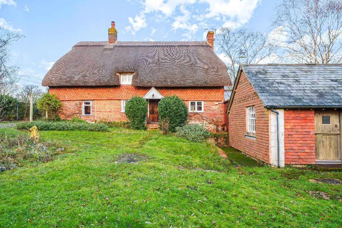 3 bed cottage for sale in Landford, Salisbury 4
