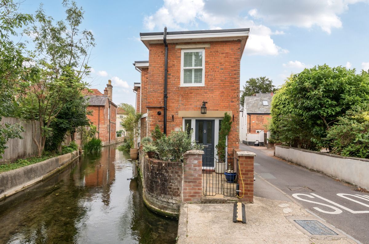 2 bed character property for sale in Crow Lane, Salisbury - Property Image 1