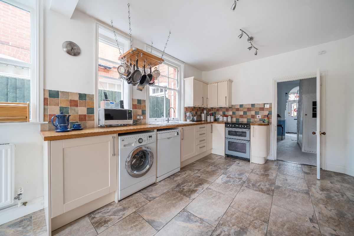 4 bed end of terrace house for sale in Albany Road, Salisbury  - Property Image 3