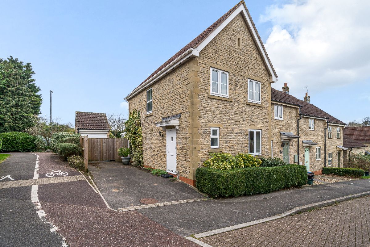 3 bed end of terrace house for sale in Rivers Reach, Frome  - Property Image 1