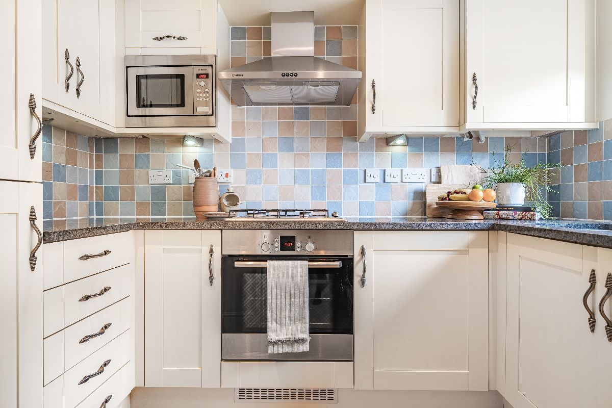 3 bed end of terrace house for sale in Florence Mews, Salisbury 1