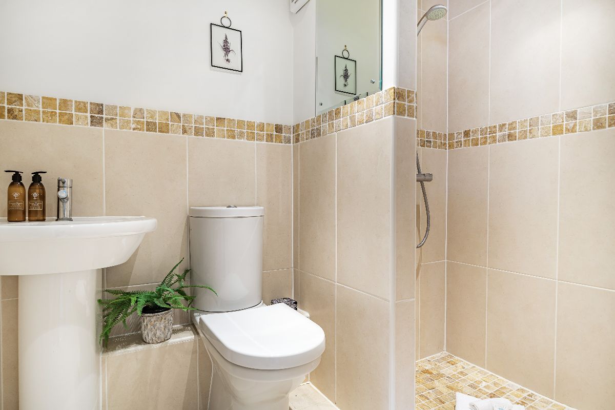 3 bed end of terrace house for sale in Florence Mews, Salisbury 3