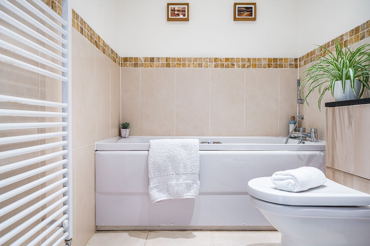 3 bed end of terrace house for sale in Florence Mews, Salisbury 6