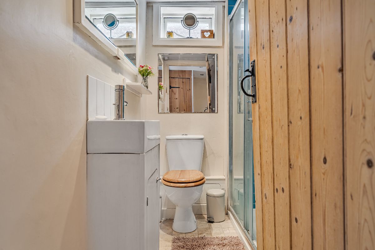 2 bed cottage for sale in North Street, Salisbury 4