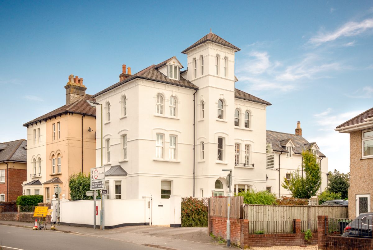 5 bed character property for sale in Mill Road, Salisbury  - Property Image 1