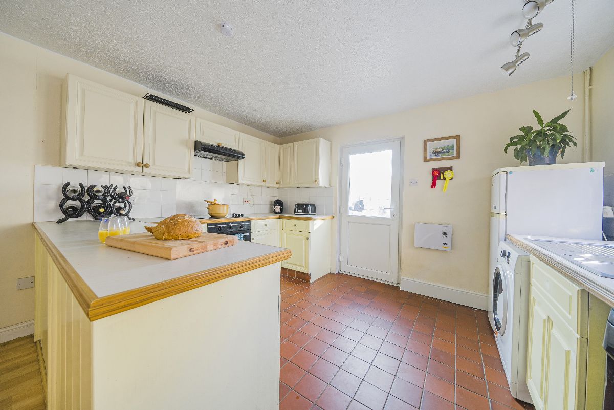 3 bed semi-detached house for sale in High Street, Warminster  - Property Image 4