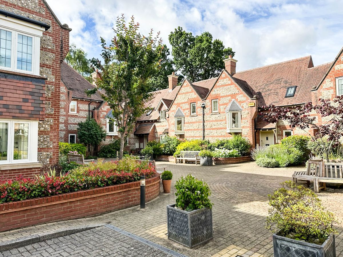 2 bed flat for sale in Florence Court, Salisbury - Property Image 1