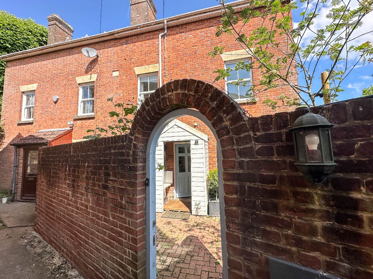 2 bed house for sale in North Street, Salisbury, SP2