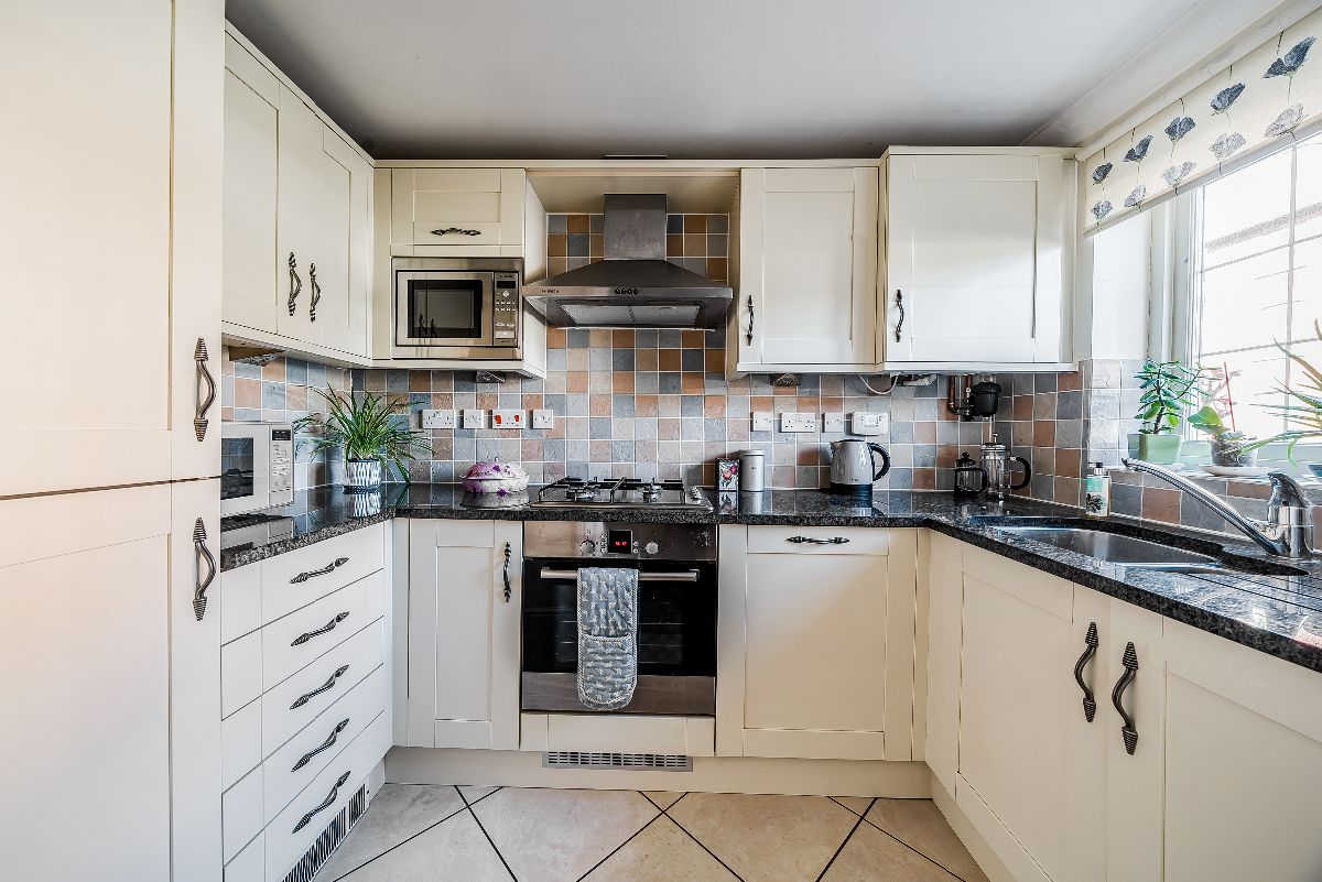 3 bed house for sale in Florence Mews, Salisbury 2