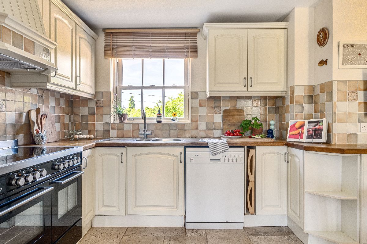 5 bed detached house for sale in Stoford, Salisbury 3