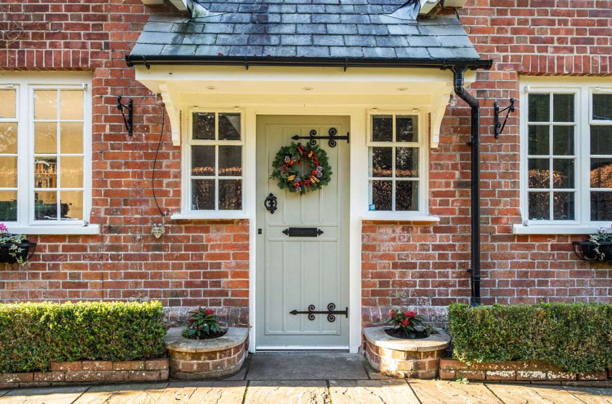 5 bed house for sale in Winterbourne Stoke, Salisbury  - Property Image 1