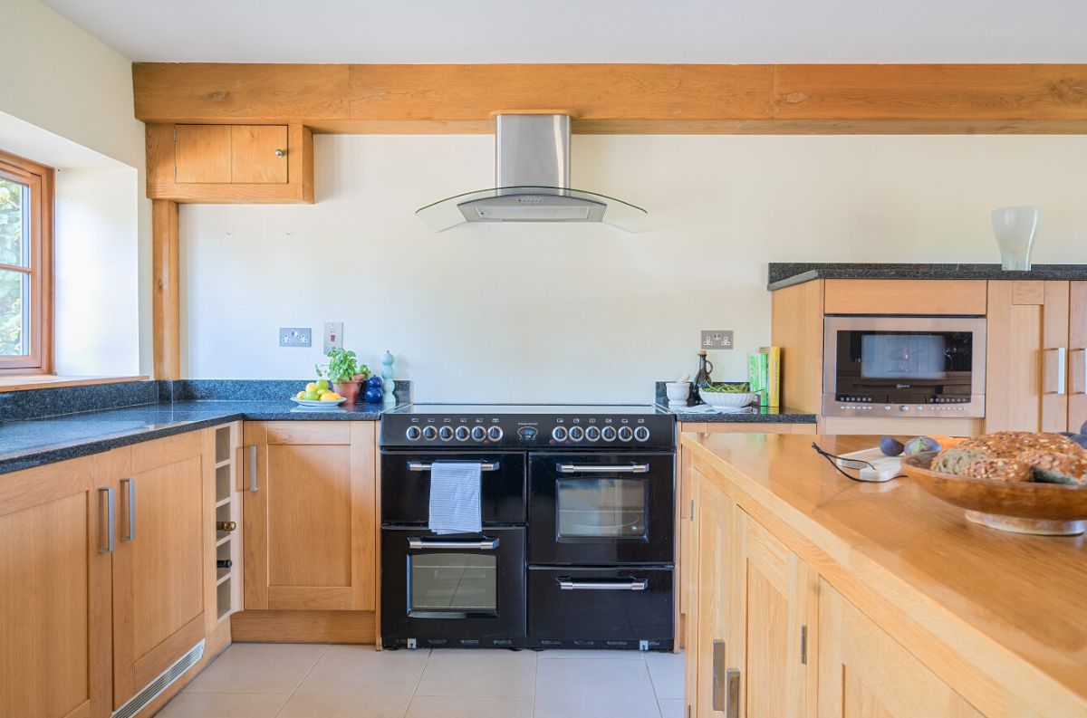 3 bed character property for sale in Fisherton De La Mere, Warminster 7