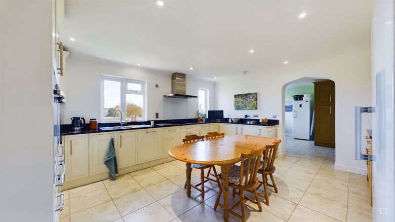 4 bed bungalow for sale in Owl Street, East Lambrook  - Property Image 9