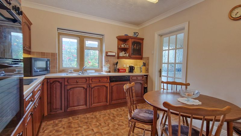 5 bed bungalow for sale in Breowan Close, Ilminster 3