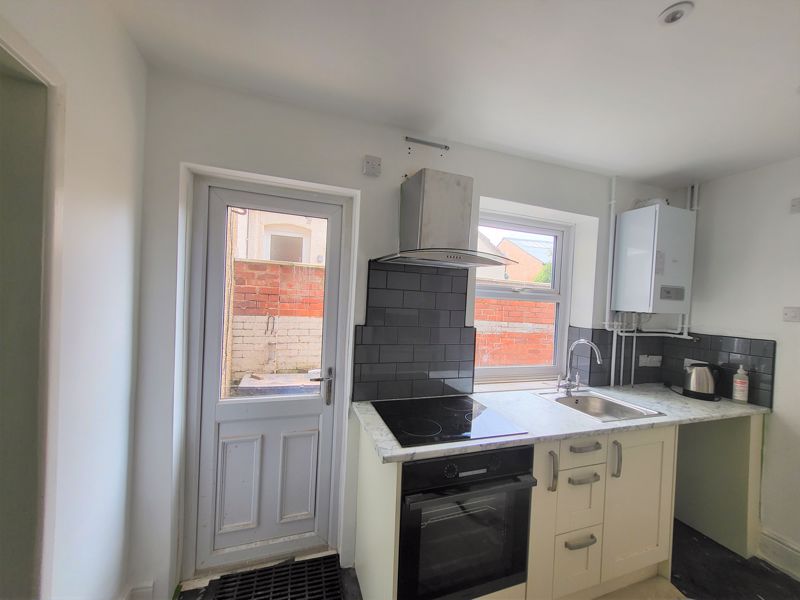3 bed house to rent in Huish, Yeovil 1