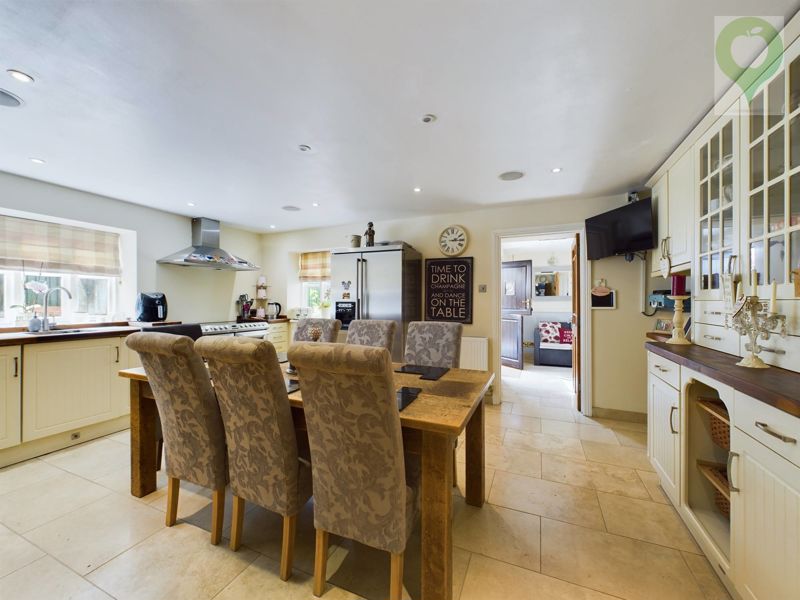 4 bed cottage for sale in North Street, Martock  - Property Image 3