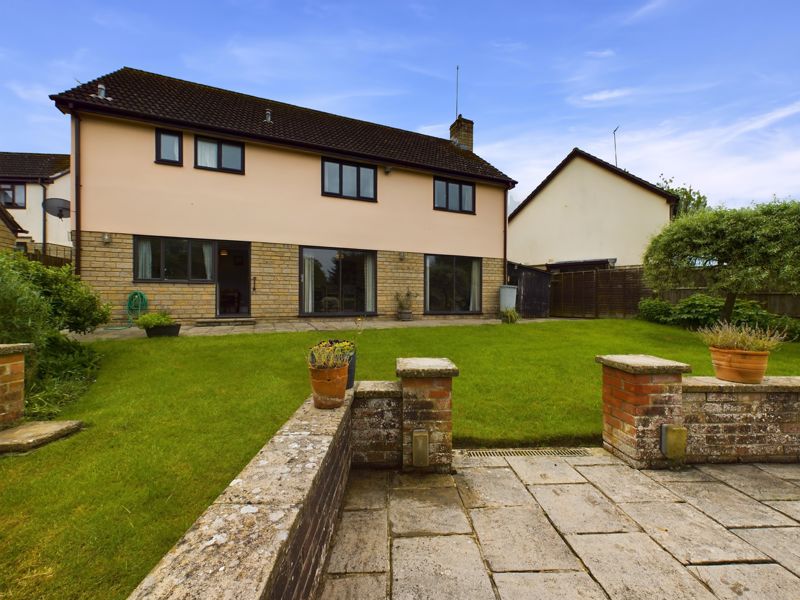 4 bed house for sale in Redgate Park, Crewkerne 1
