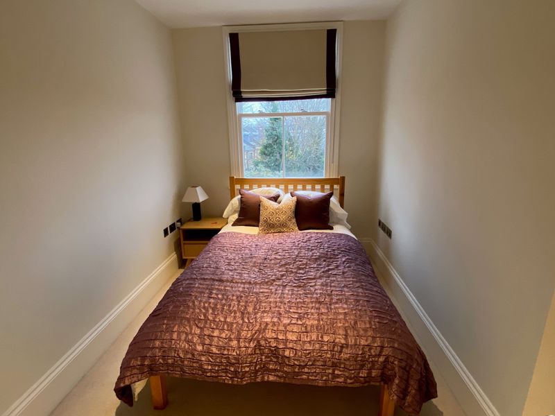 5 bed to rent in Maxwell Road, London 12