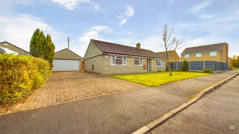 3 bed bungalow for sale in Lyndhurst Grove, Martock  - Property Image 1