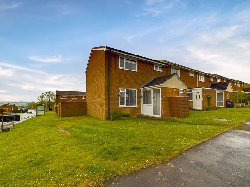 3 bed house for sale in Henley View, Crewkerne  - Property Image 1