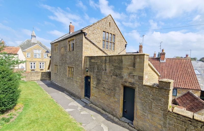 3 bed cottage for sale in St James's Street, South Petherton  - Property Image 1