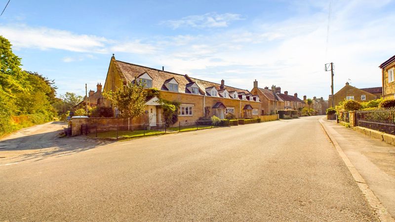 4 bed cottage for sale in Lower Street, Merriott  - Property Image 1