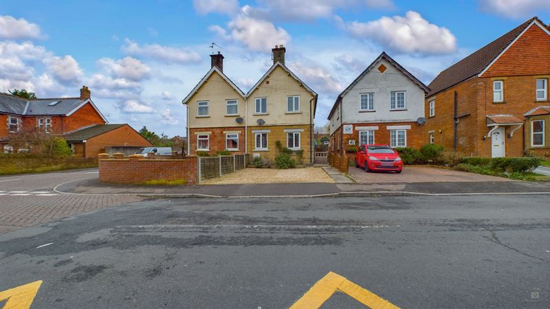 3 bed house for sale in Grass Royal, Yeovil  - Property Image 1