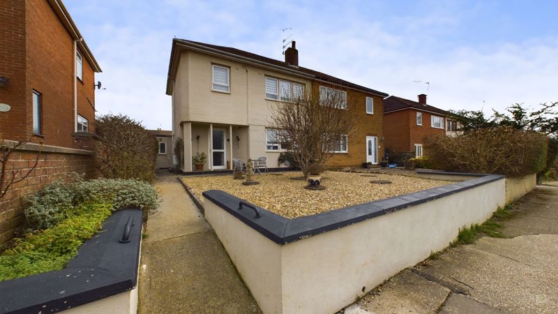 3 bed house for sale in Larkhill Road, Yeovil  - Property Image 1