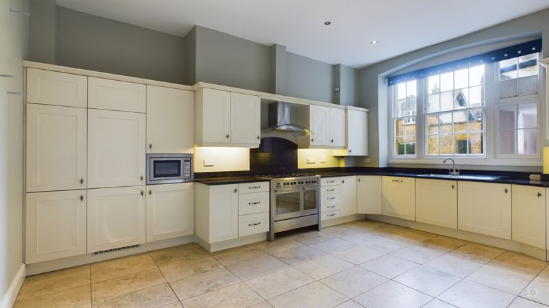 4 bed house to rent in Dorchester Road, Yeovil 1