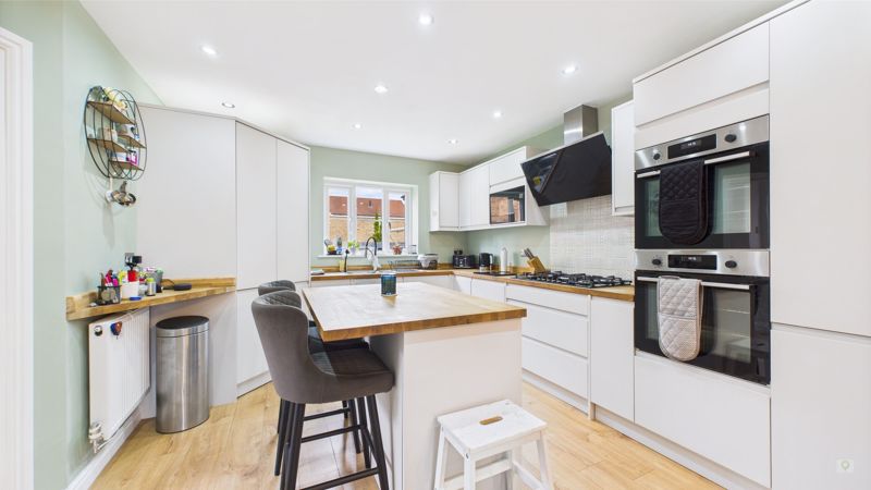4 bed house to rent in Falcon Road, Yeovil  - Property Image 2