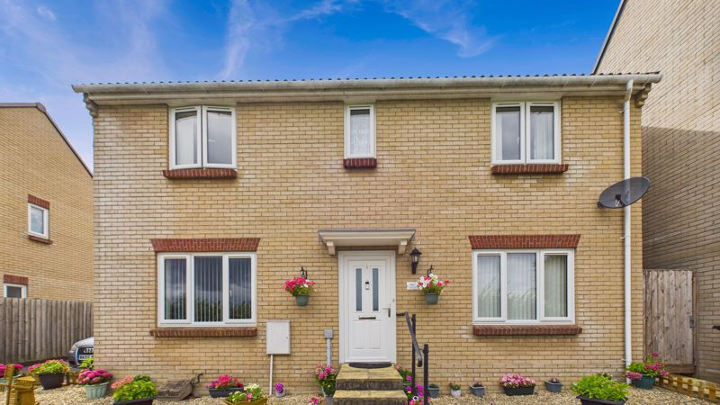 3 bed house for sale in Monarch Road, Crewkerne, TA18