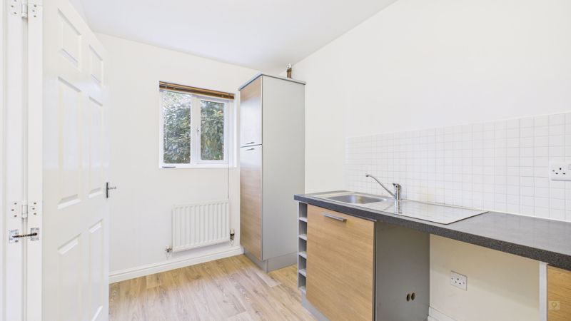 3 bed to rent in Tristram Close, Yeovil  - Property Image 2