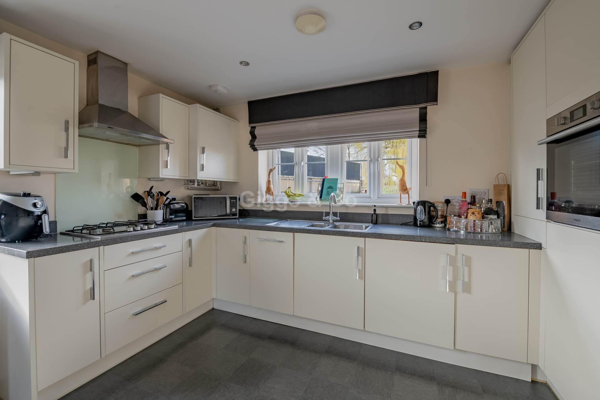 2 bed flat to rent in Kings Lane, St Neots  - Property Image 2