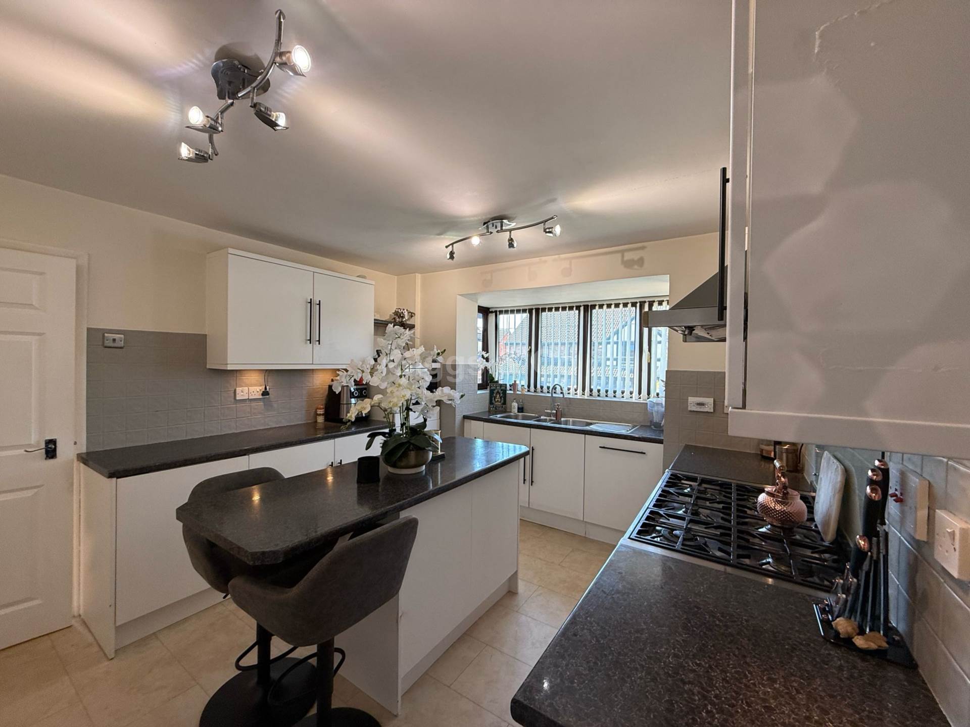 4 bed detached house to rent in Woodmere, Luton 4