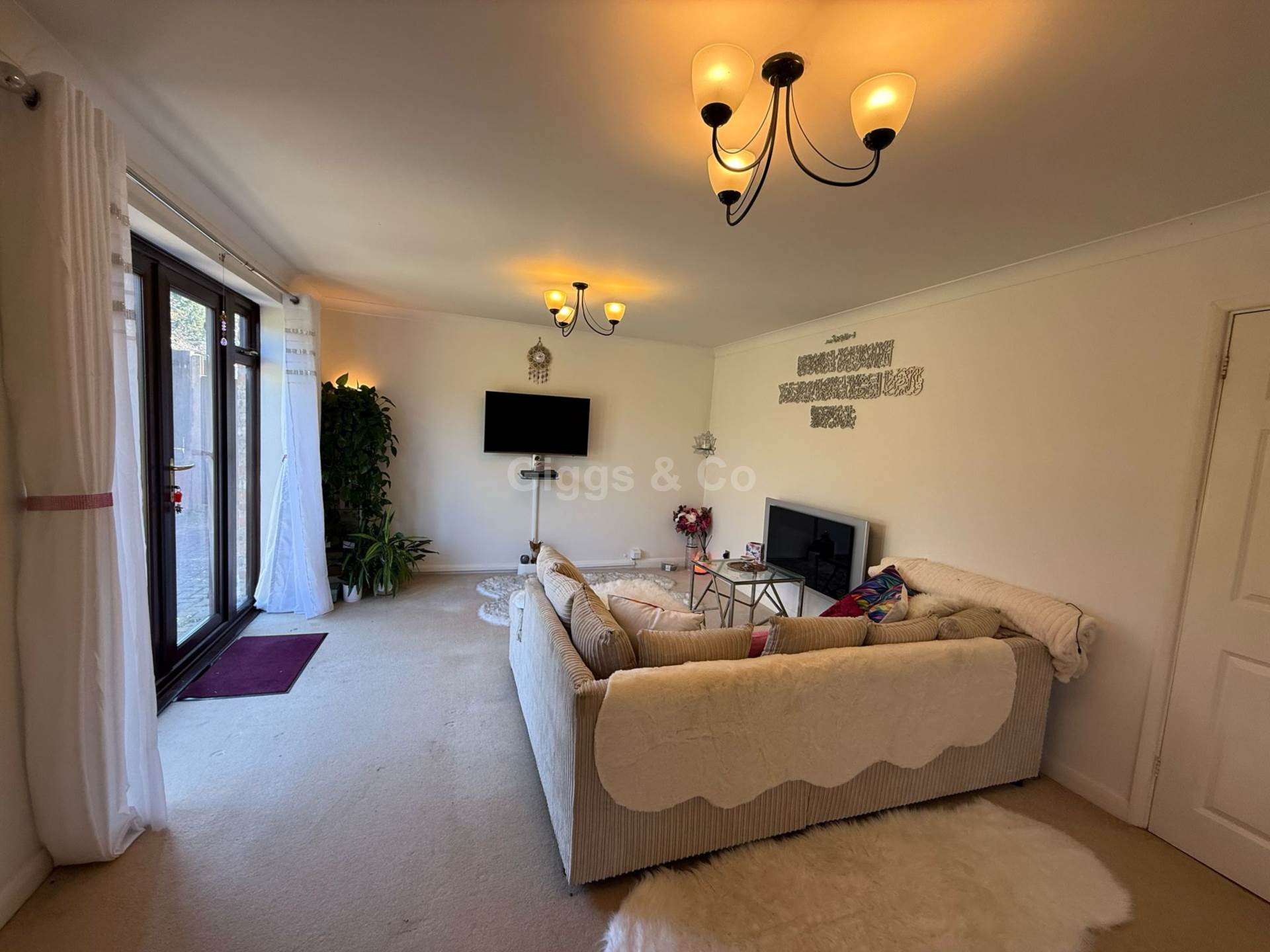 4 bed detached house to rent in Woodmere, Luton 5
