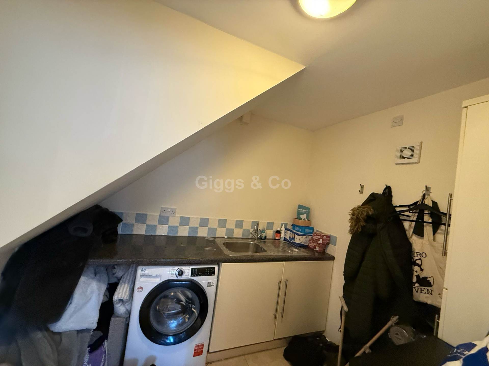 4 bed detached house to rent in Woodmere, Luton 7
