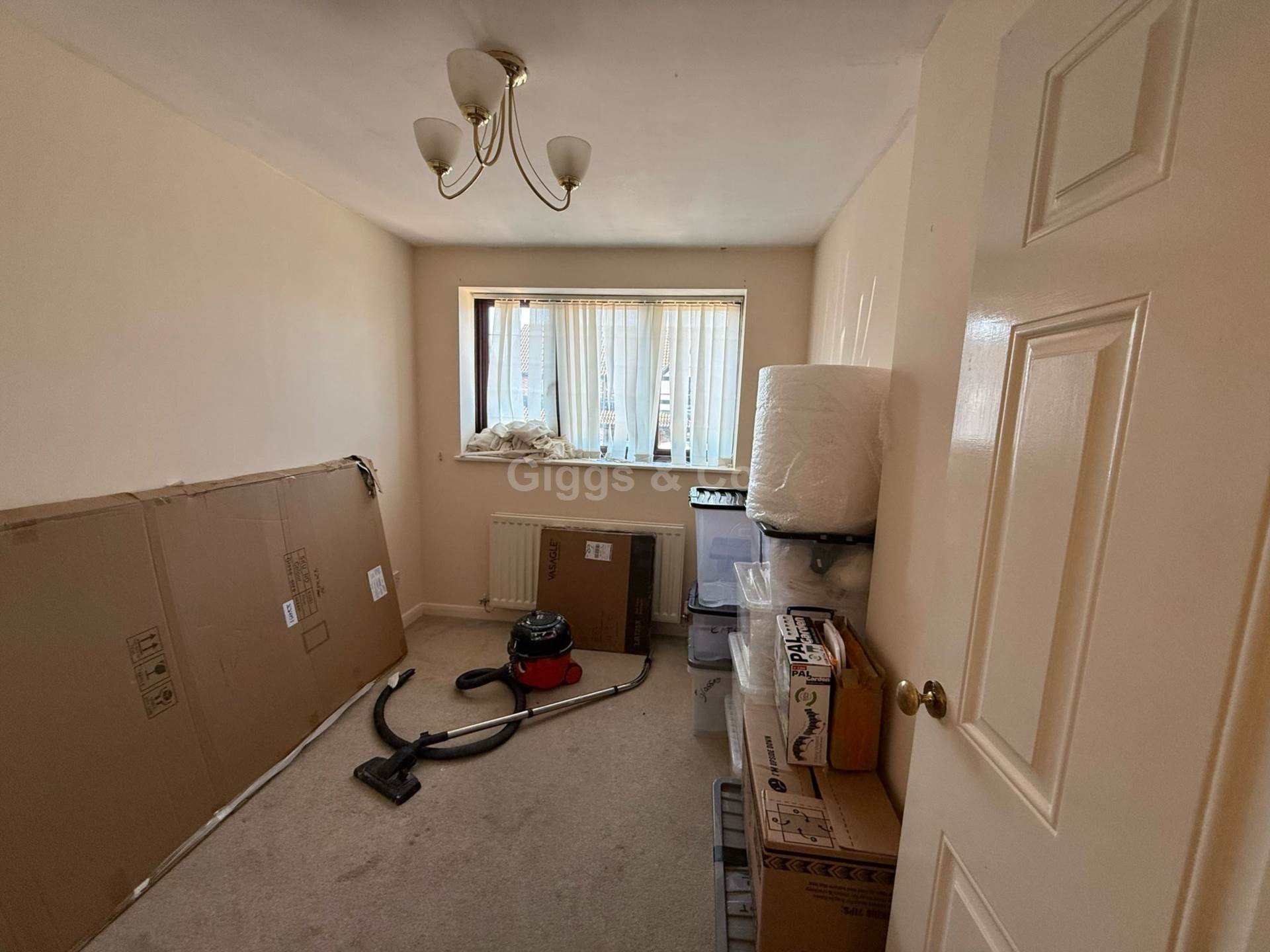 4 bed detached house to rent in Woodmere, Luton 8