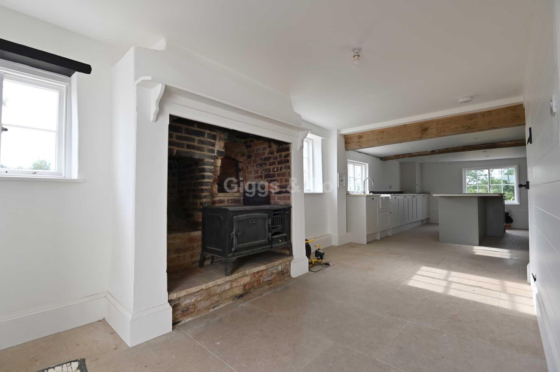 5 bed detached house to rent in High Street, St Neots 1