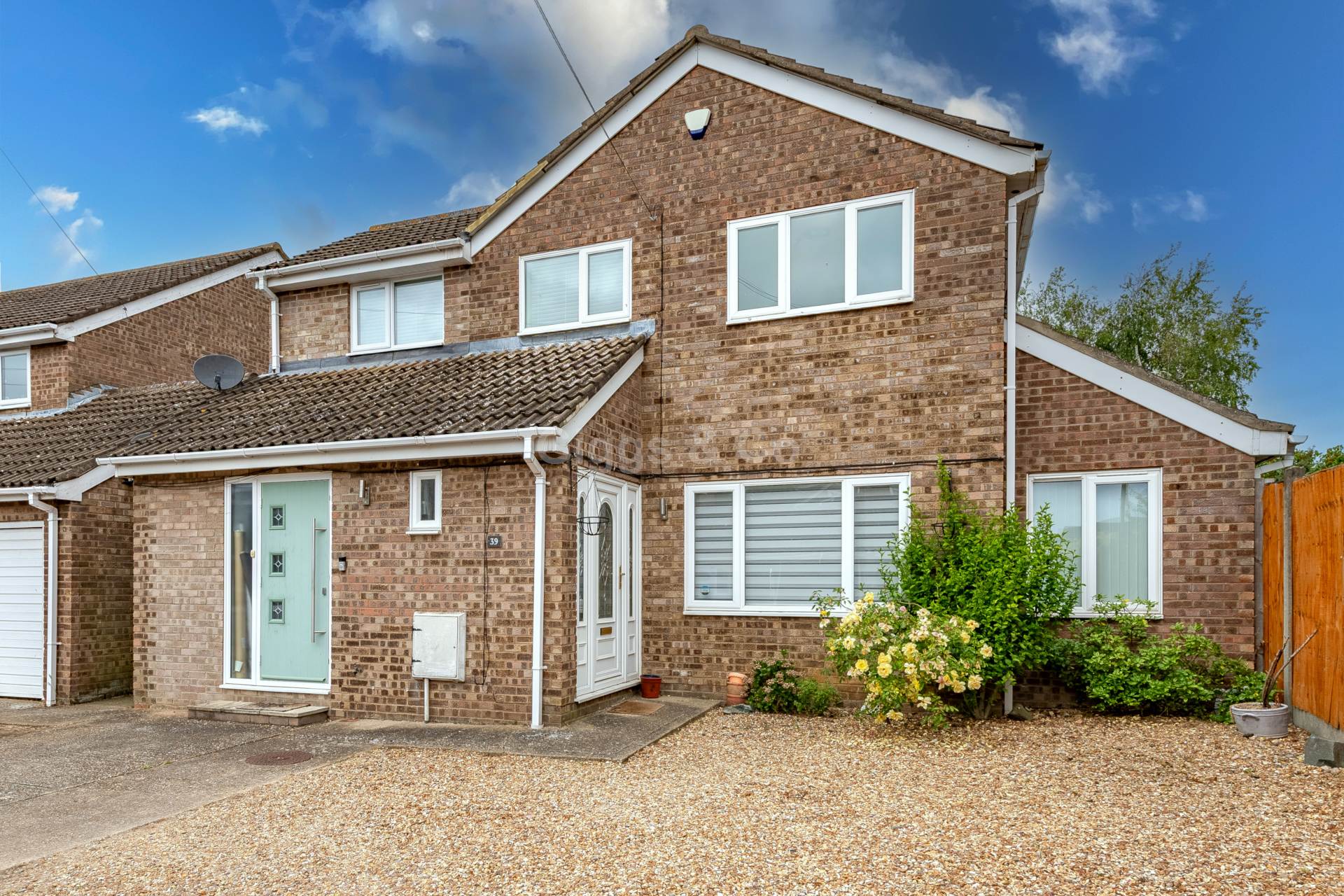4 bed detached house to rent in Honeydon Avenue, St Neots, PE19