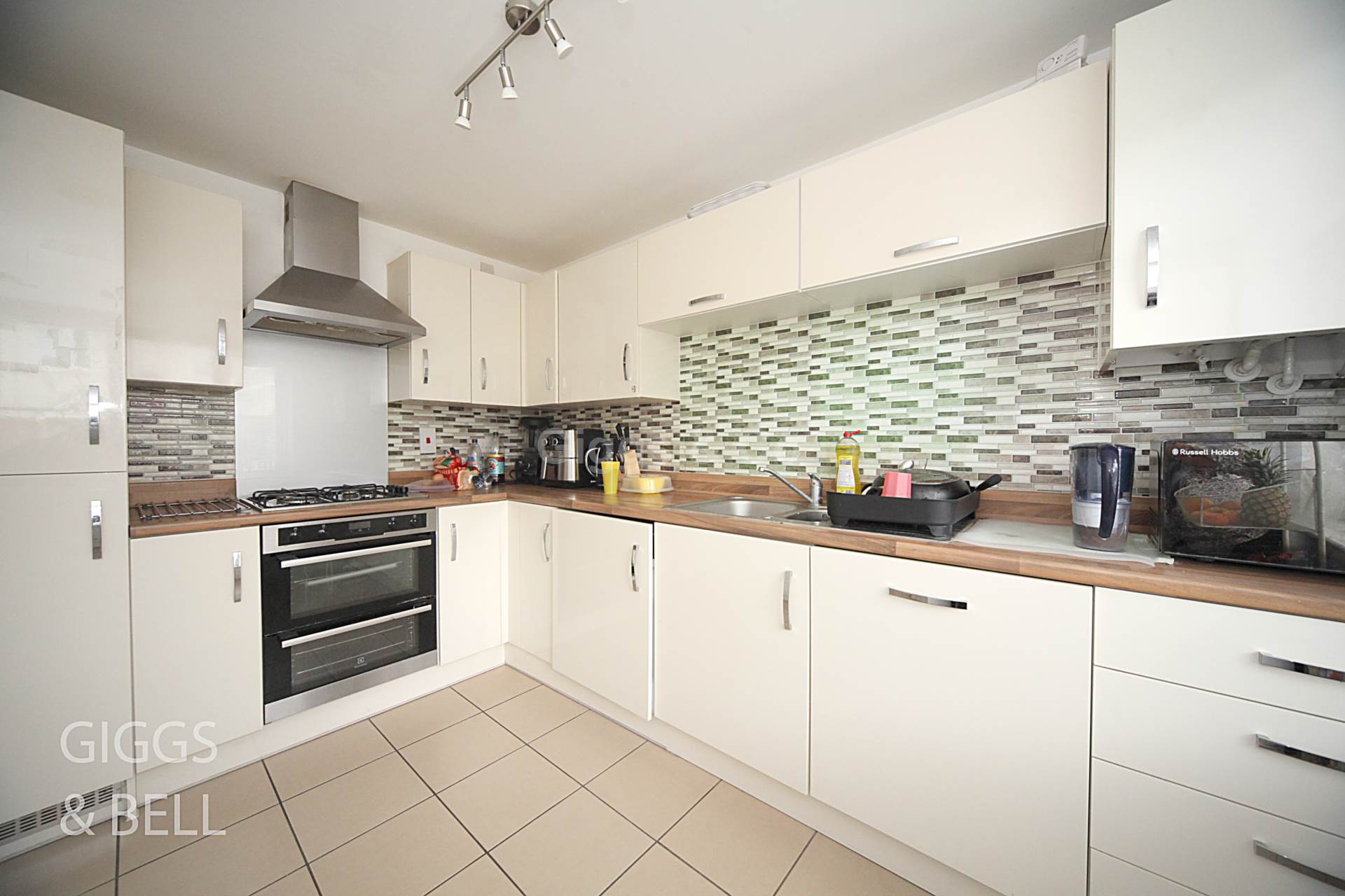 3 bed semi-detached house to rent in Verde Close, Luton  - Property Image 2