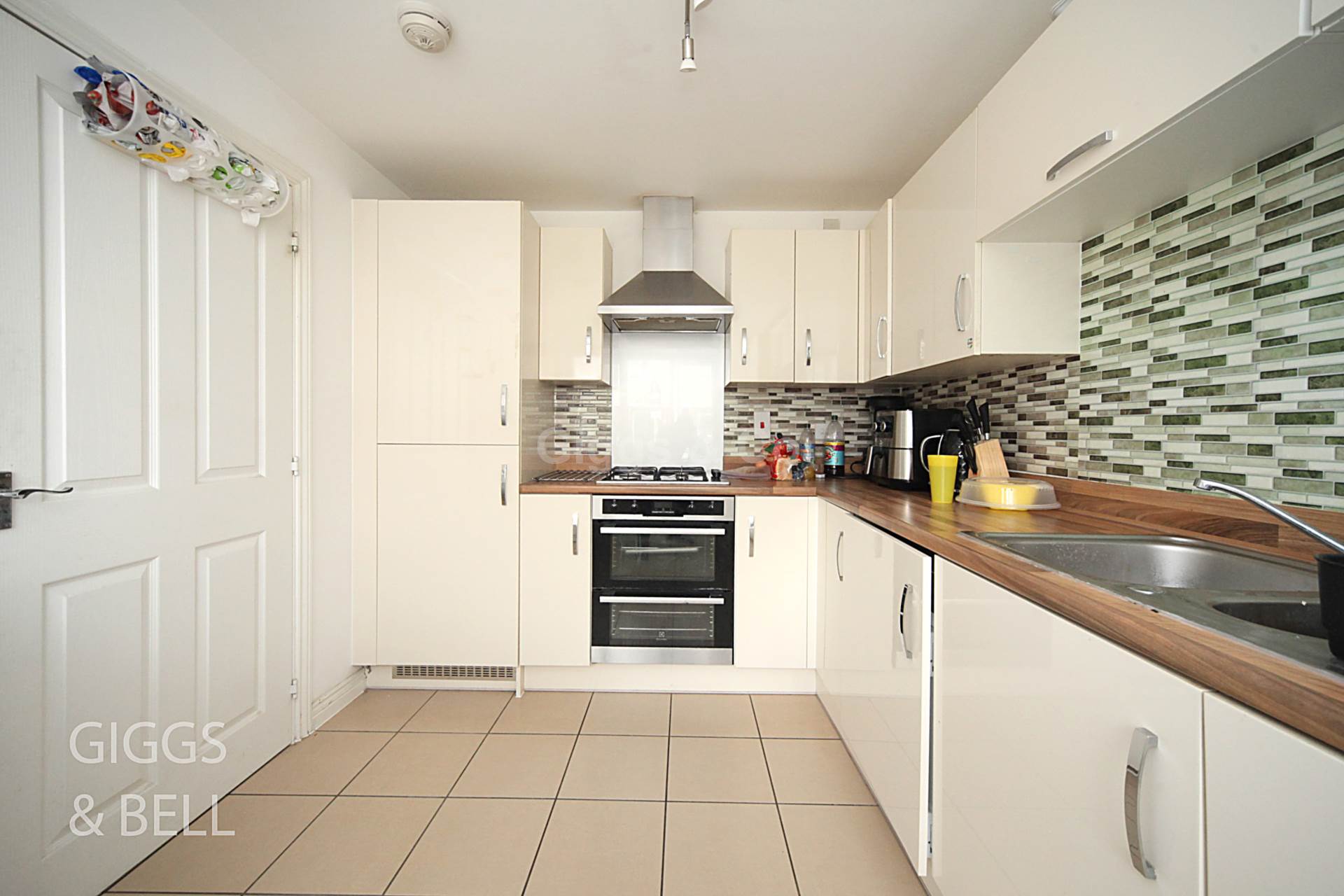 3 bed semi-detached house to rent in Verde Close, Luton  - Property Image 3