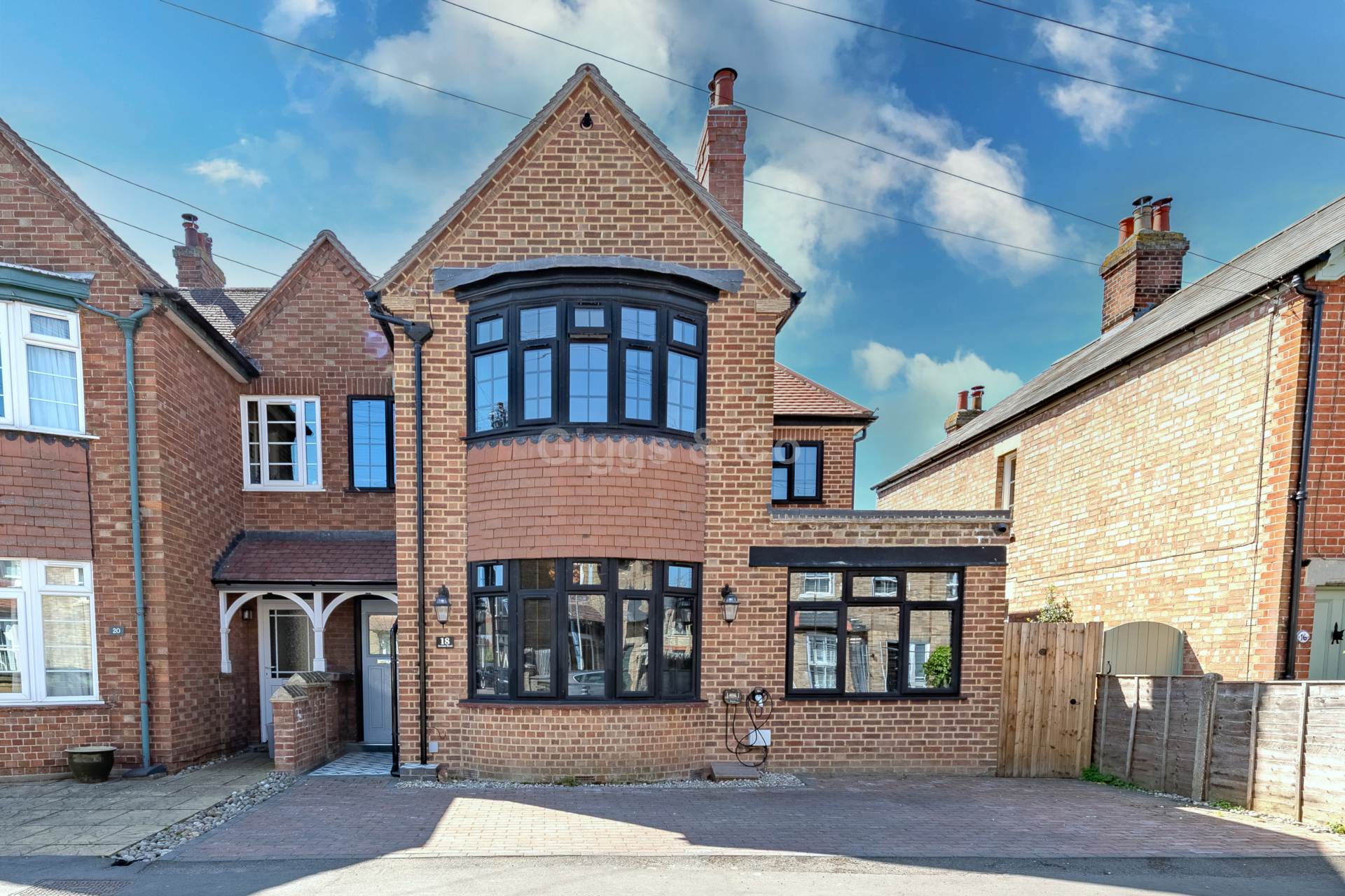 4 bed semi-detached house to rent in Avenue Road, St Neots, PE19
