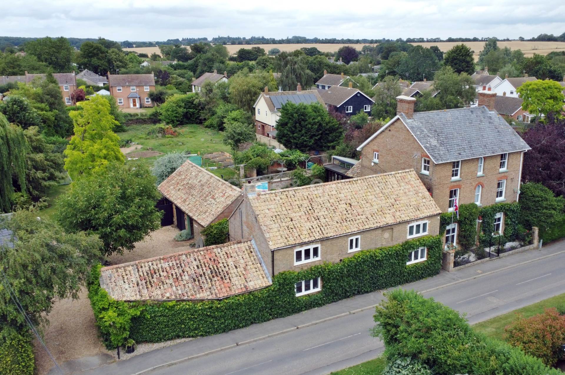 7 bed detached house to rent in Mill Road, Huntingdon 1